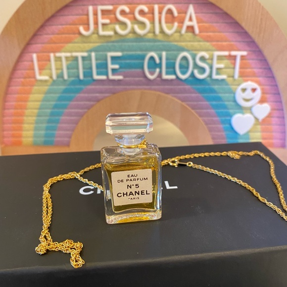 🎀 CHANEL Necklace Perfume Fragrance Mini Bottle Long Number 5 Metal - Picture 3 of 5
